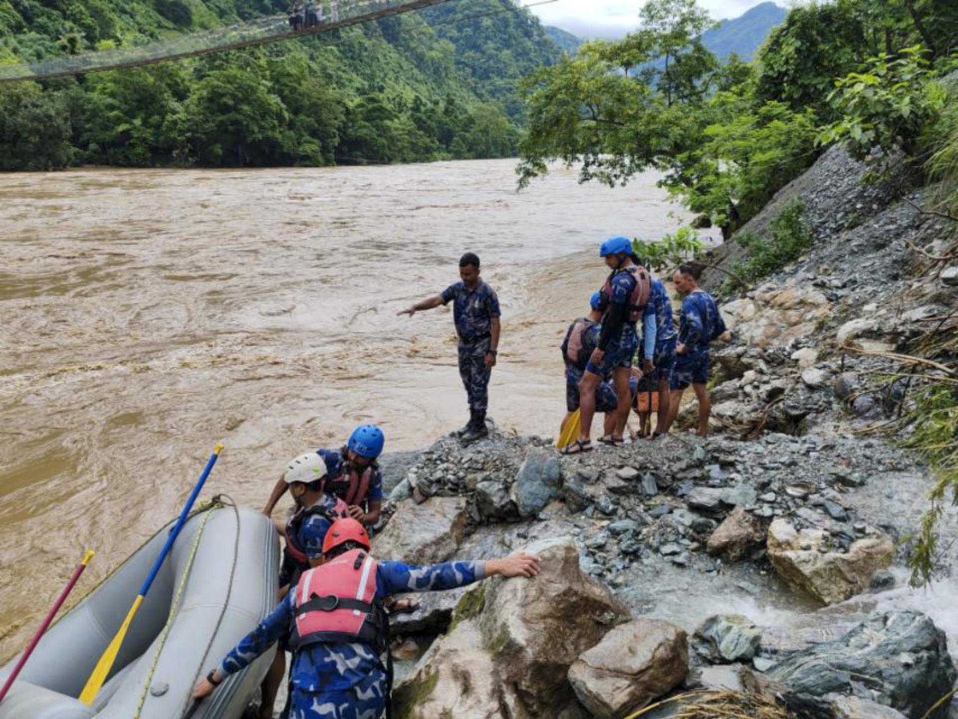 Lluvias en Nepal dejan 11 muertos y más de 60 desaparecidos tras arrastrar dos autobuses