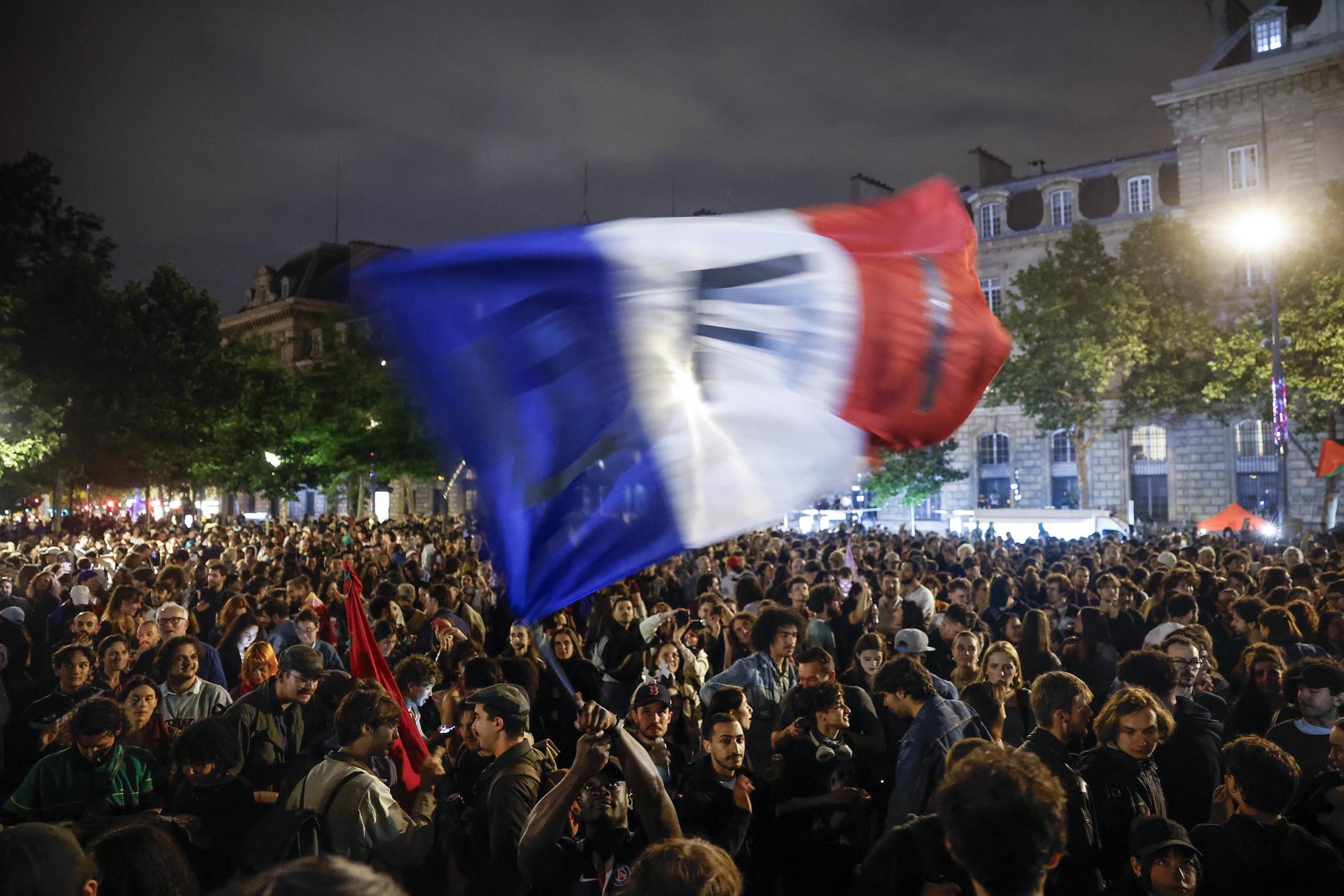 La izquierda francesa y Emmanuel Macron sorprenden para relegar a la ultraderecha al tercer lugar