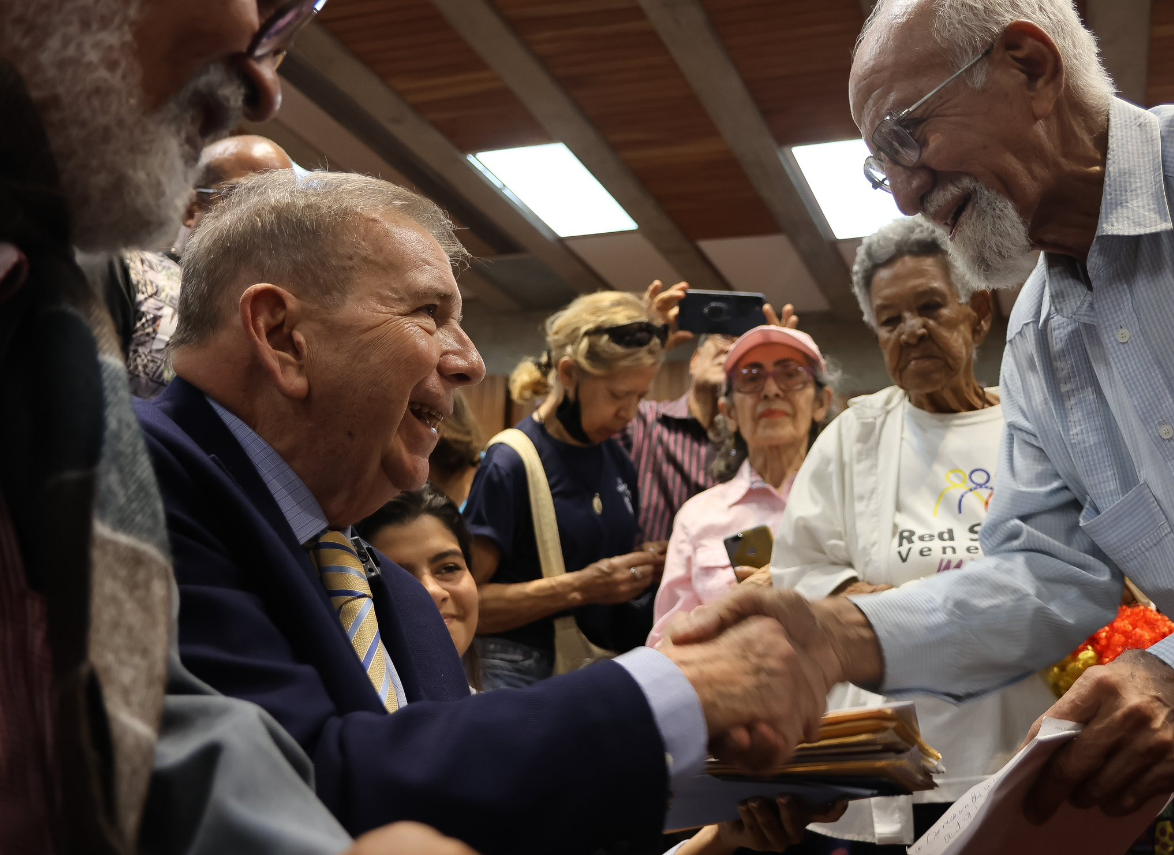 “Vamos a construir un país con un retiro digno para todos”, garantizó Edmundo González a los pensionados