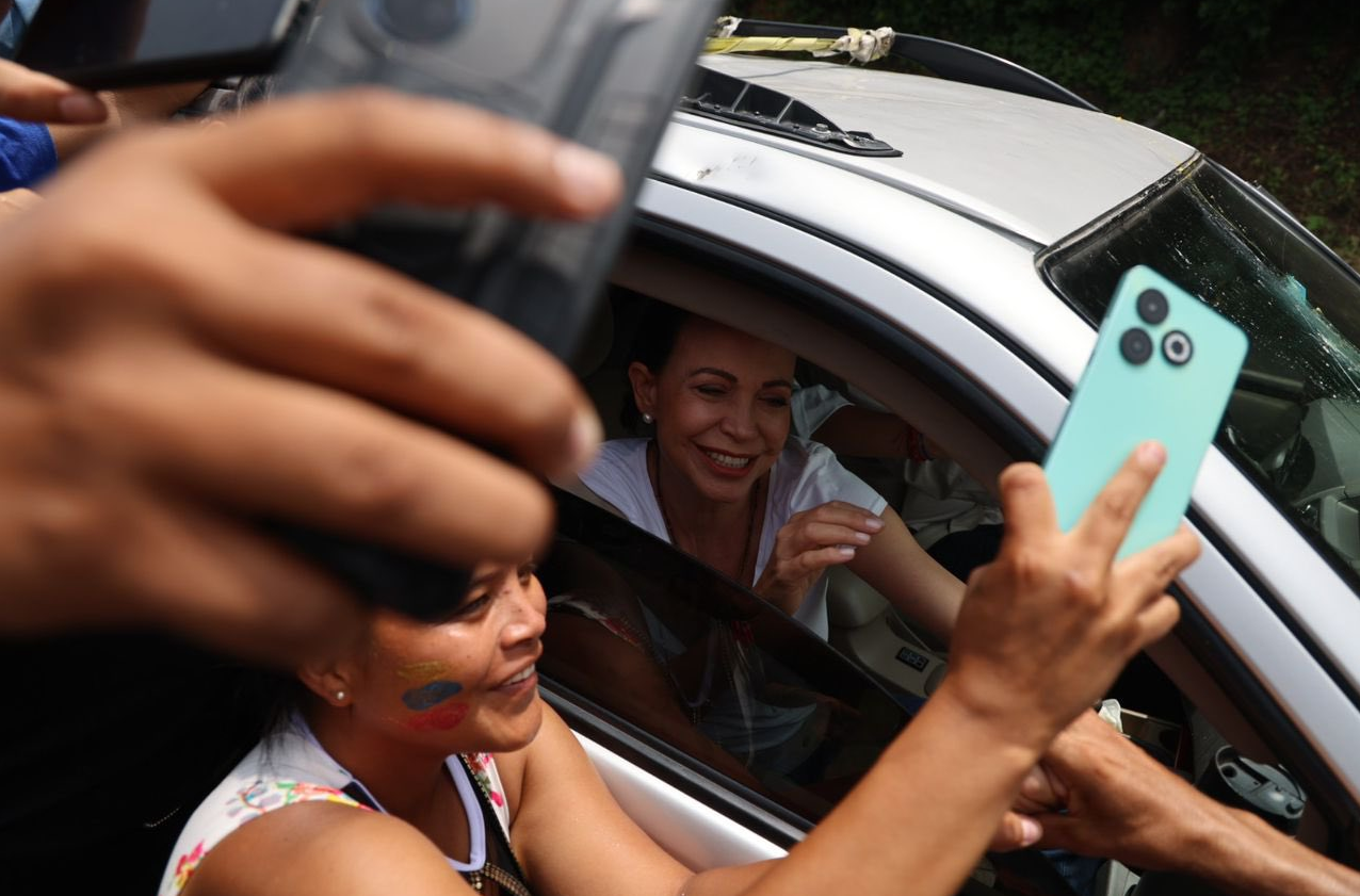 En VIDEO: ciudadanos de Anzoátegui esperaron a María Corina Machado en la vía para demostrarle su afecto