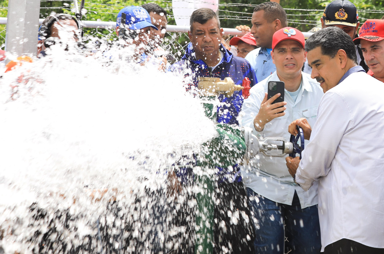 “¡Mucha cámara y poca gente!”: Maduro se enrabietó sin saber que estaba en vivo por VTV (video)