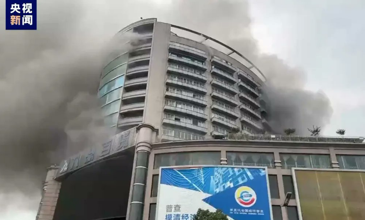 VIDEO: incendio causó múltiples muertes al arrasar un centro comercial de 14 pisos en China