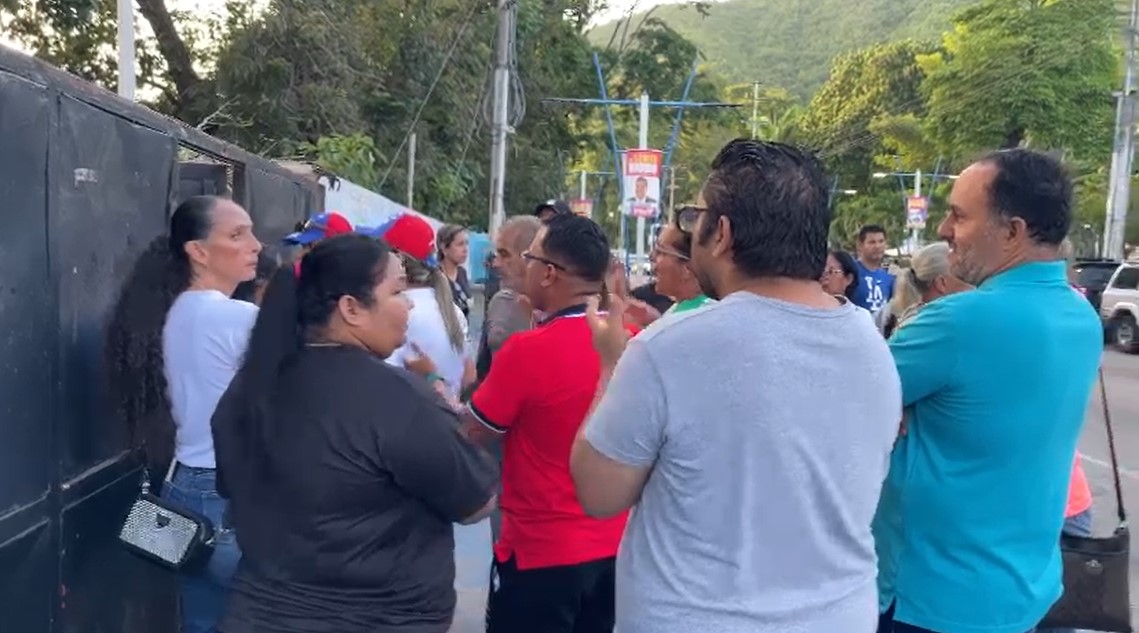 En Guanta informan retraso en apertura de centro de votación Manuel Reyes