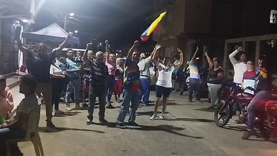 Apureños celebran al conocer conteo de votos a favor de Edmundo González en varios centros electorales