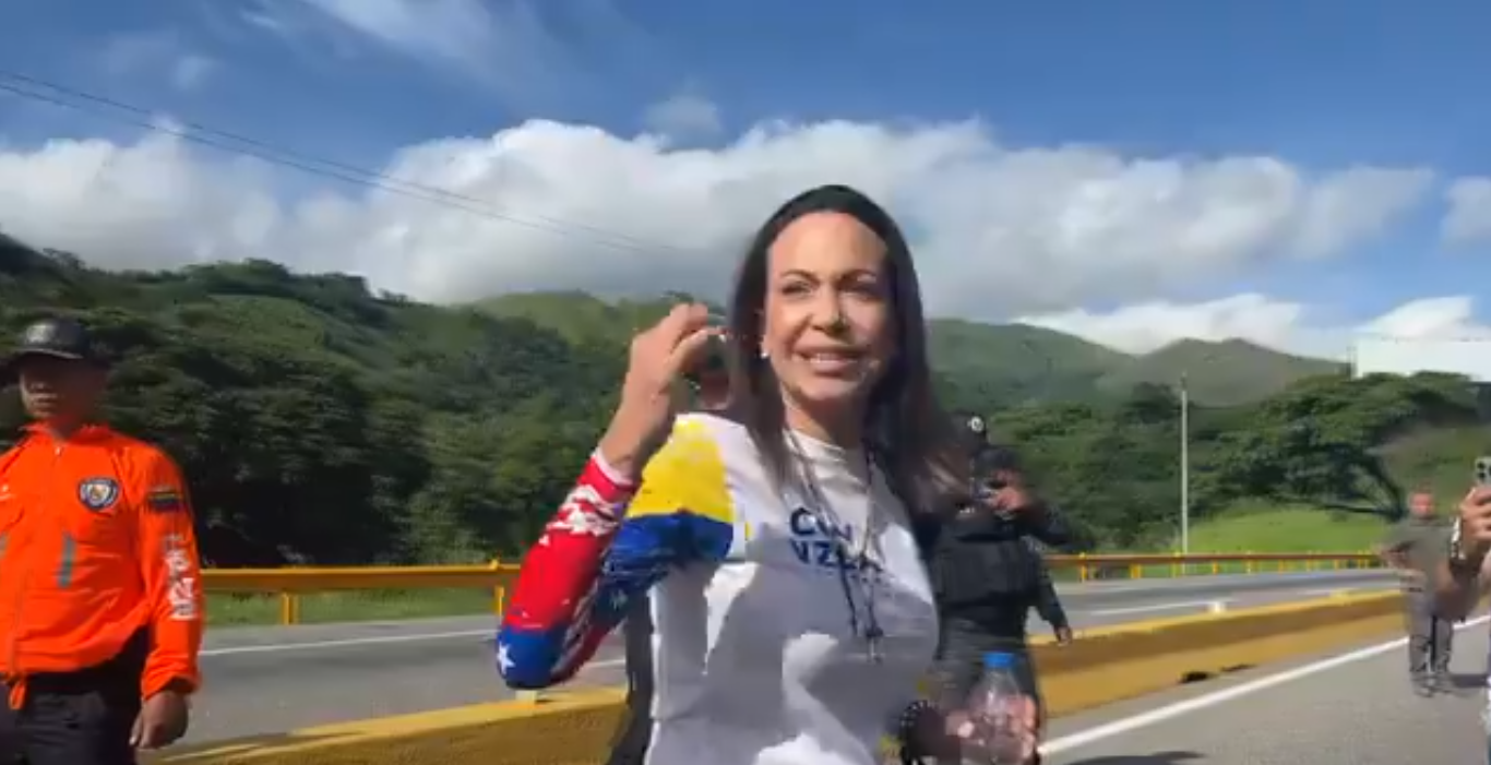 “En 15 días Venezuela va a cambiar”: María Corina Machado a los funcionarios que intentaron impedir su paso a Carabobo (VIDEO)