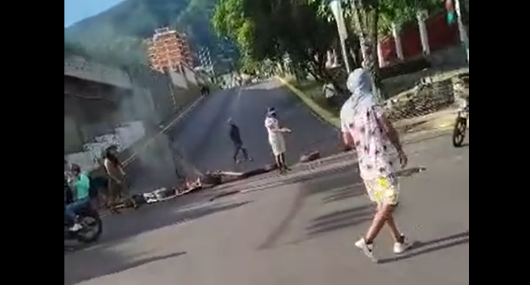 Protestan en Maripérez con Avenida Andrés Bello en Caracas este #30Jul (VIDEO)