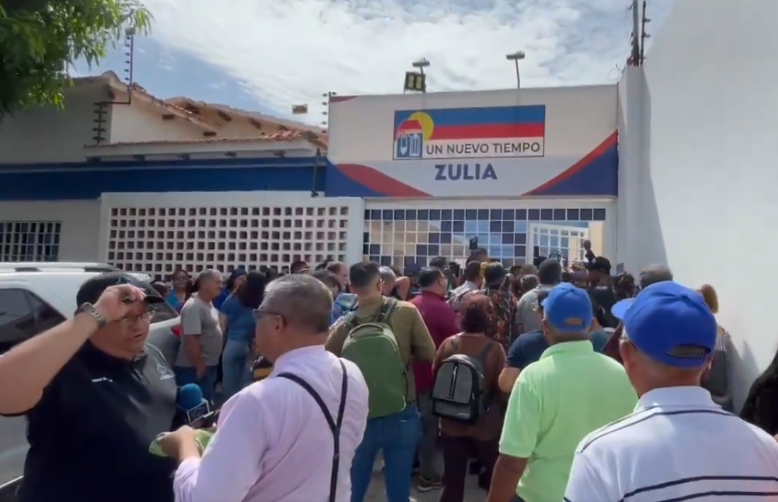 Llegada de Edmundo González a la sede regional del partido Un Nuevo Tiempo en el Zulia