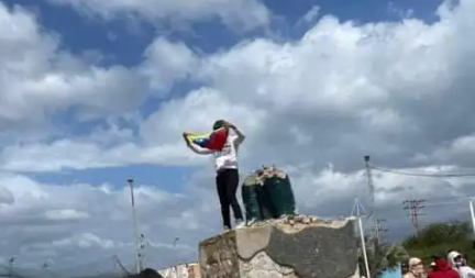 Protestantes destruyen la icónica estatua de Hugo Chávez en Coro