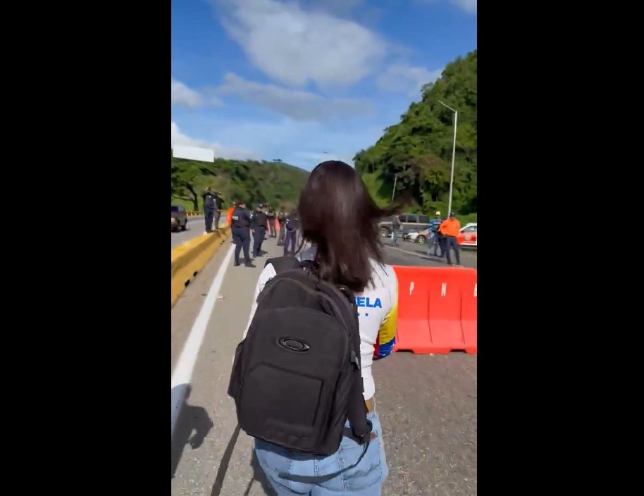 María Corina Machado caminó por la Autopista Regional del Centro ante bloqueo policial en Las Tejerías (Video)