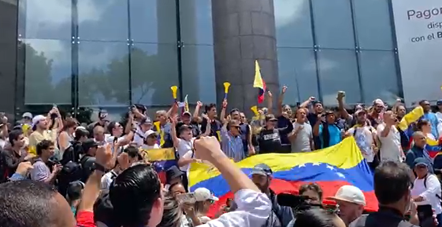 Venezolanos se concentran en la sede del Pnud en Altamira ante el llamado de María Corina Machado y Edmundo González (VIDEOS)