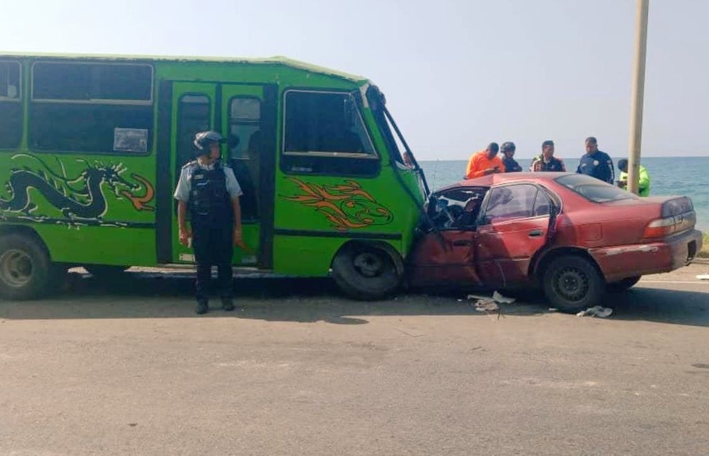 Colisión entre un autobús y un vehículo dejó una mujer muerta en La Guaira