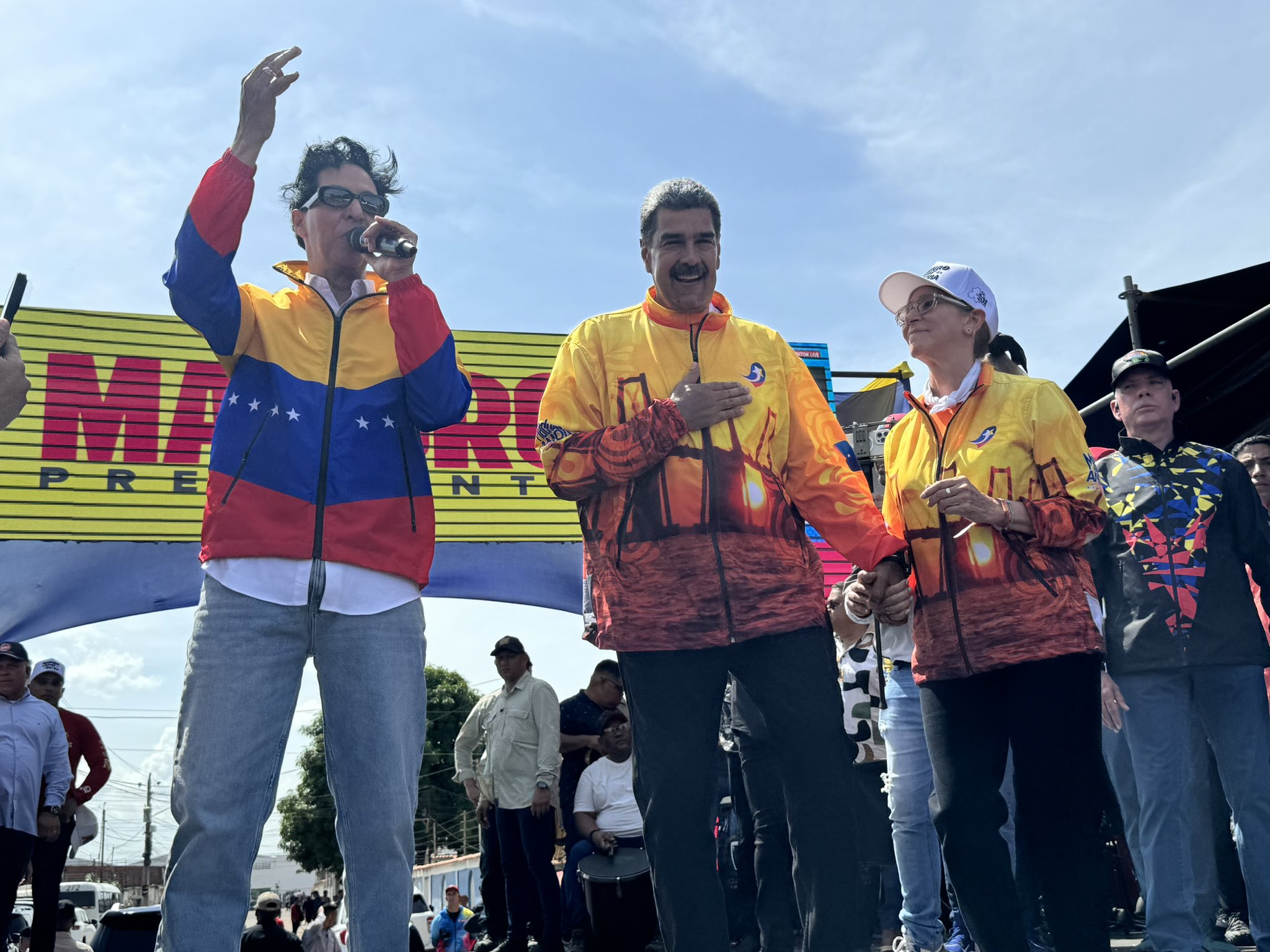 Nicolás Maduro gastó recursos para que Bonny Cepeda le cantara en arranque de campaña en Zulia