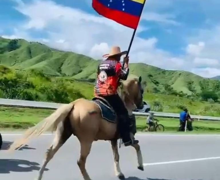 De manera heroica, lideró a caballo una caravana de motorizados por la Autopista Regional del Centro (Videos)