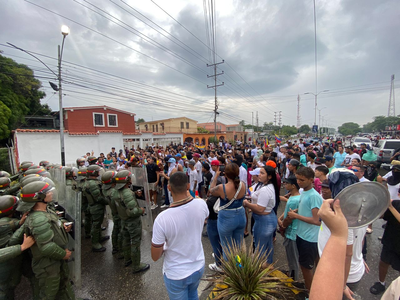 “Queremos libertad” es la consigna que gritan los ciudadanos en las afueras del CNE en Cumaná