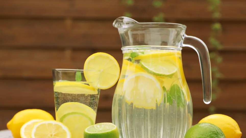 Los pros y contras de beber agua de limón en ayunas a diario