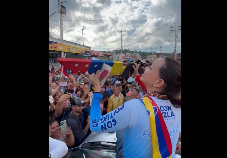 VIDEO: le obsequiaron la LLAVE del voto a María Corina Machado en Guanare