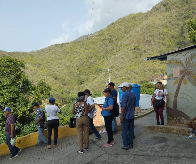 EN VIDEO: motorizado de una de las partes más altas de La Guaira enseña cómo se vota el próximo #28Jul