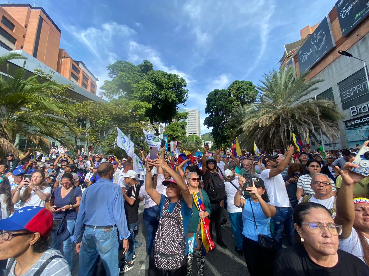 Miles de caraqueños abarrotaron Las Mercedes en apoyo a Edmundo González y María Corina Machado #25Jul (VIDEOS)