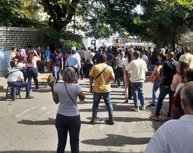 Gran afluencia de votantes en el liceo José María España en Macuto