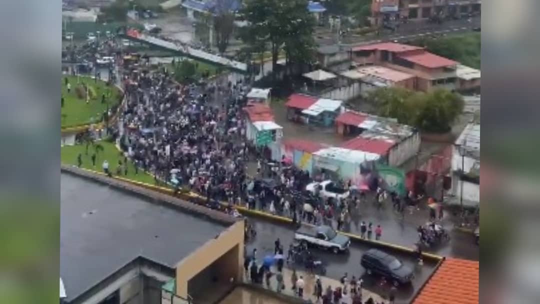 Bajo la lluvia, cientos de manifestantes marcharon en Los Teques para condenar resultados del CNE (VIDEO)