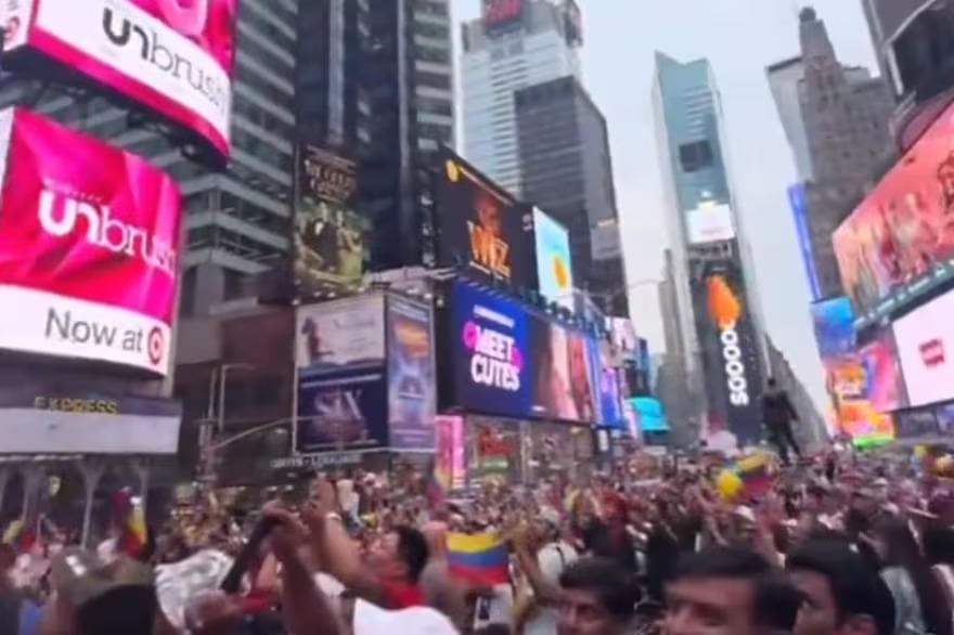 “¡Libertad!”: La imagen en Times Square que emocionó a los migrantes venezolanos en Nueva York (VIDEO)