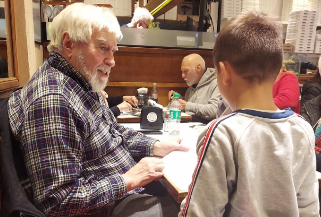 El emotivo regalo que le hizo un anciano a un niño en un restaurante que se volvió VIRAL