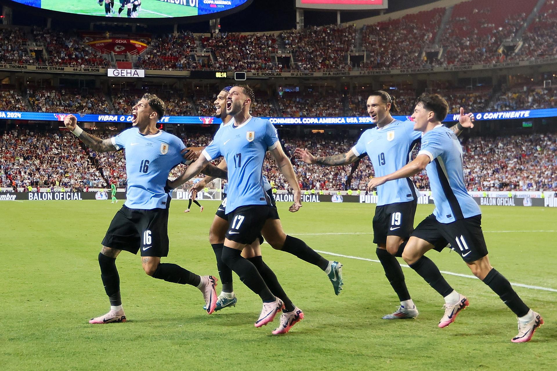Uruguay clasificó invicta a cuartos tras despachar al anfitrión