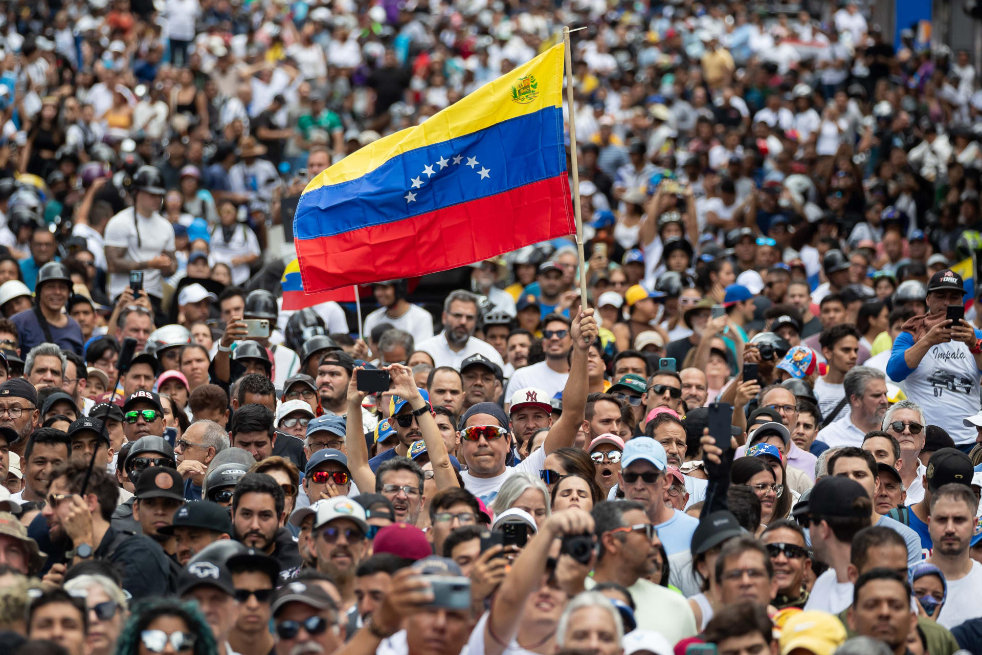 Venezolanos se manifiestan en segundo día por lo que consideran fraude electoral (Fotos)