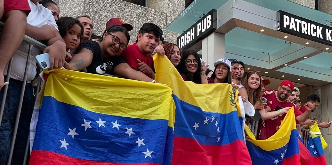 EN VIDEOS: El mega banderazo de los hinchas Vinotinto para apoyar a la selección en Dallas