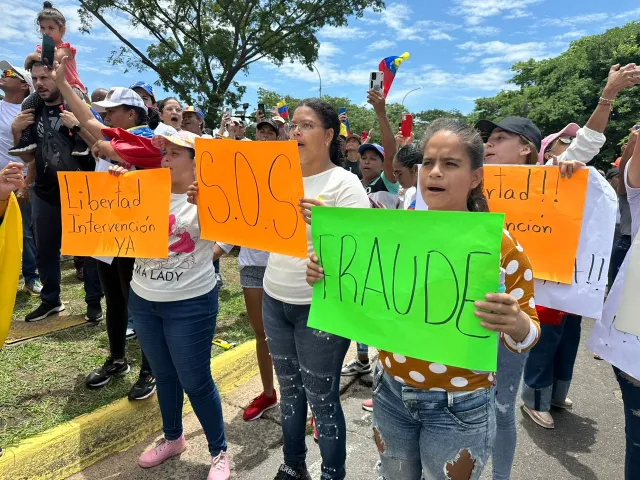 With whistles, banners and slogans, Venezuelan citizens gathered in several cities of Bolívar State