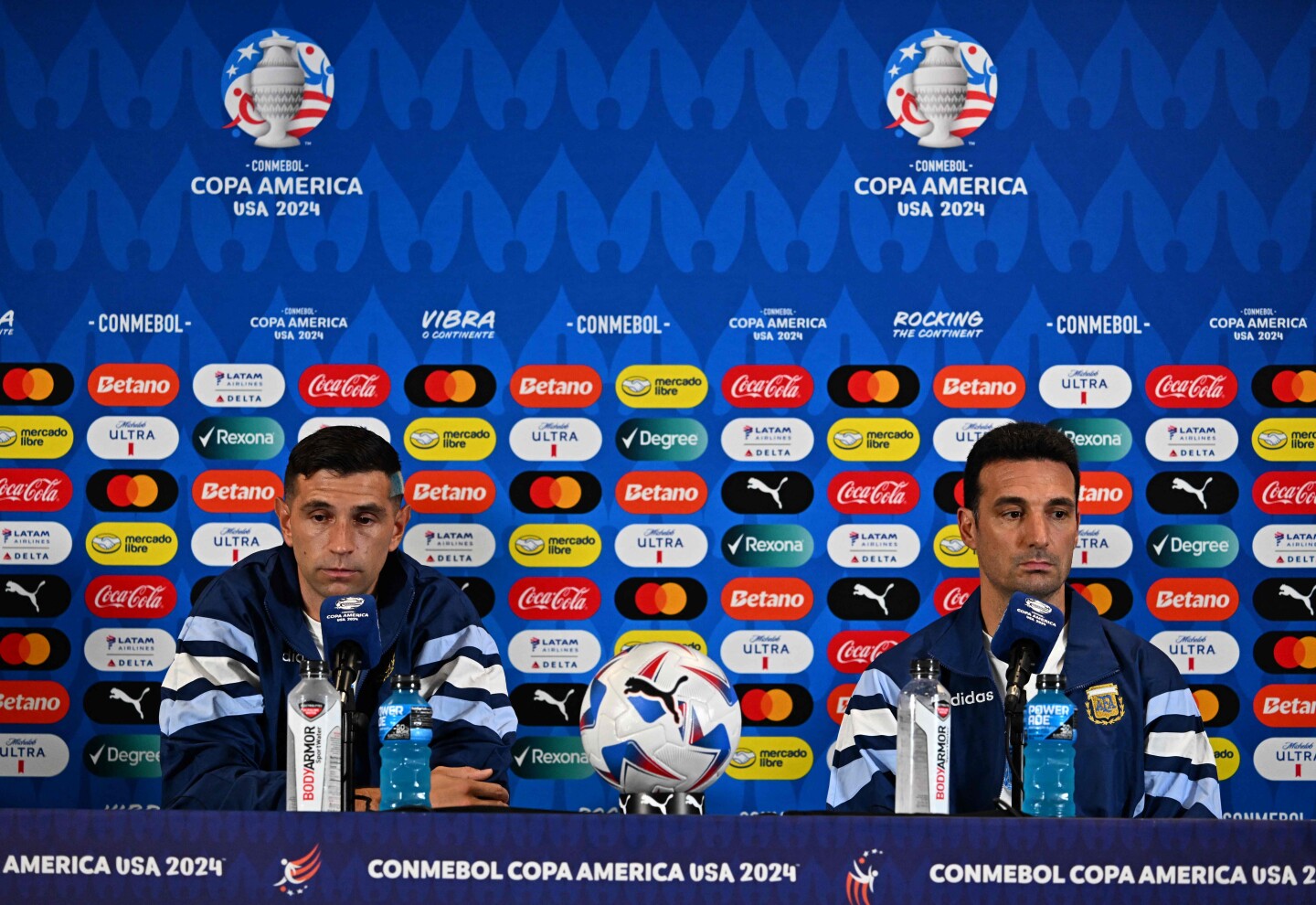 Scaloni y “Dibu” Martínez respaldan a jugadores uruguayos y a Bielsa tras trifulca con colombianos