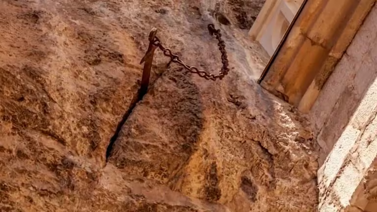 Desapareció una legendaria espada que llevaba 1.300 años encajada en una pared rocosa de Francia