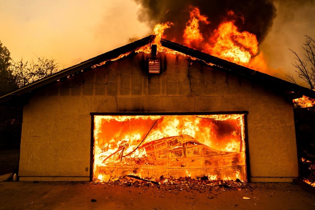 Miles de personas son evacuadas mientras se propaga un intenso incendio forestal en el norte de California (FOTOS)