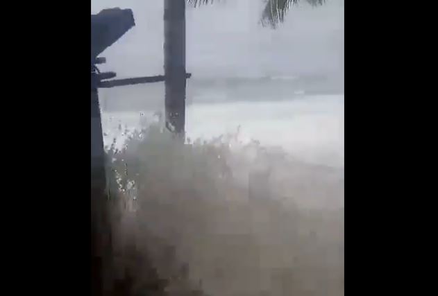 En VIDEO: fuerte oleaje se registró en playa de Sucre por el paso del huracán Beryl