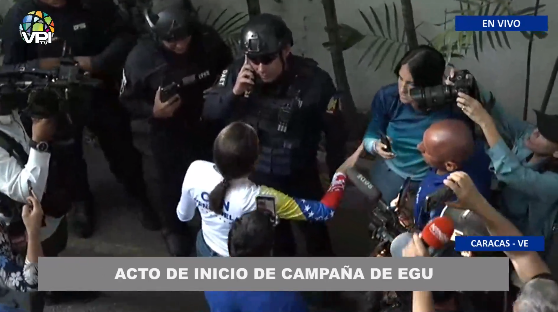 Así encaró María Corina Machado a funcionarios cobardes que frenaron su caravana junto a Edmundo González (VIDEO)