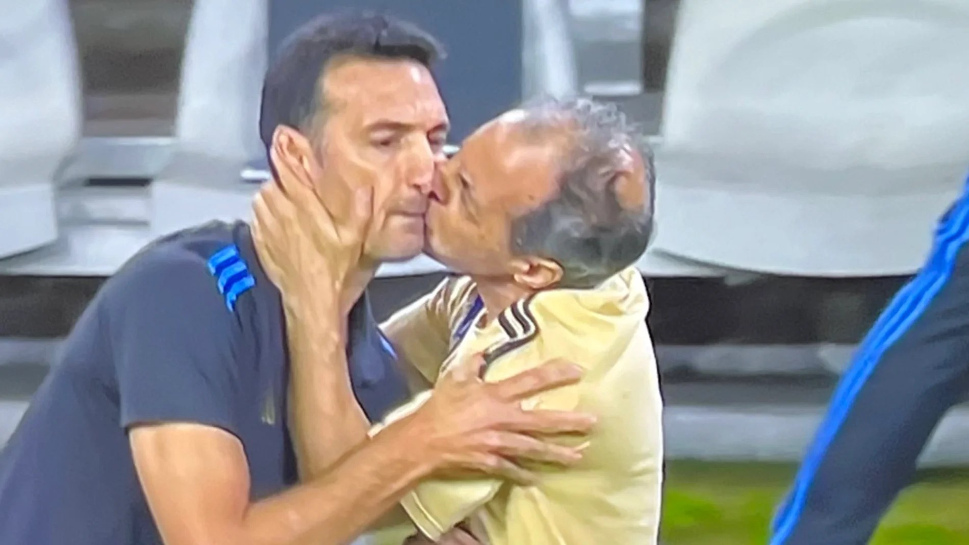 El pico viral de Scaloni y el utilero de Argentina: “No fue consentido…” (Video)