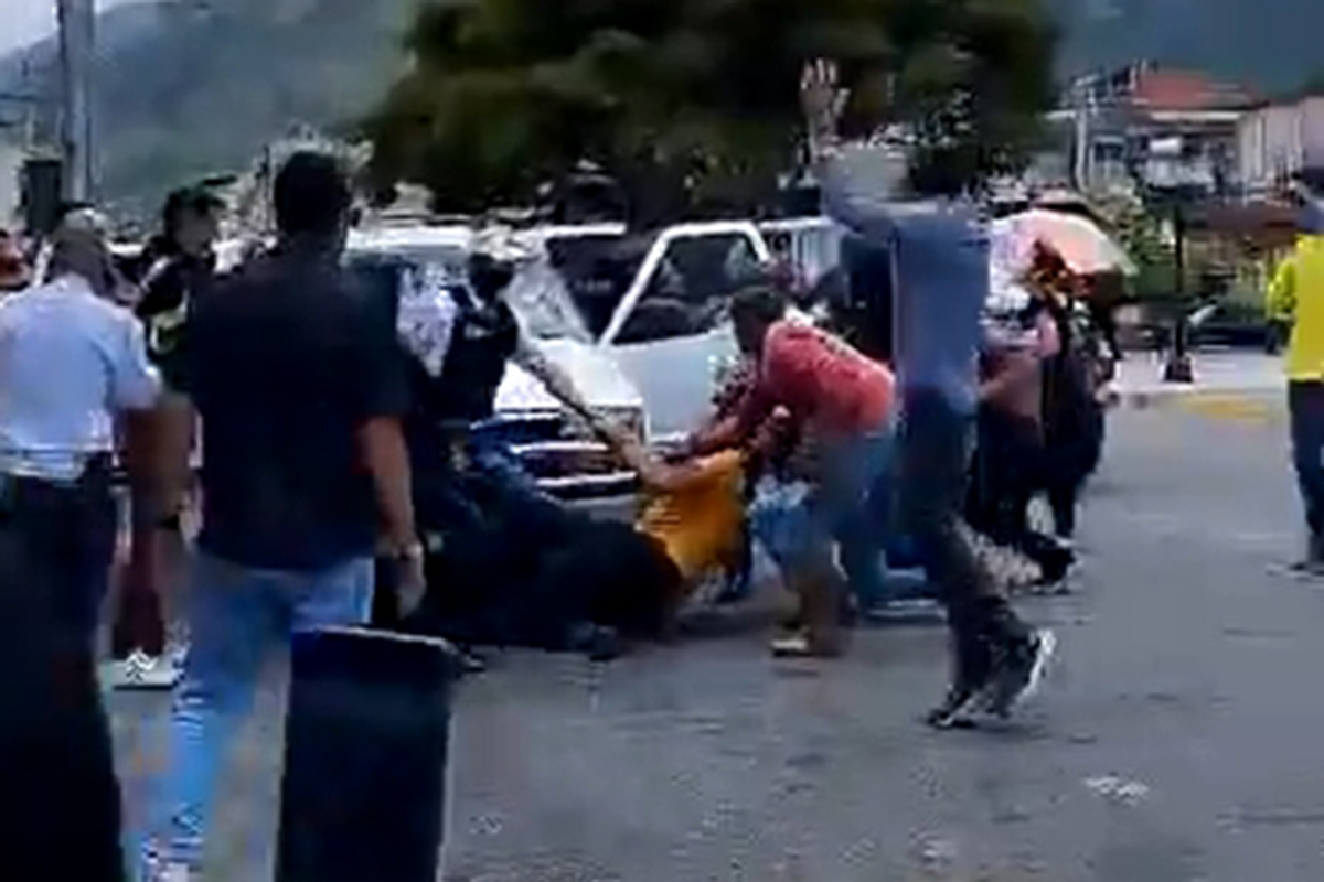 Héroes sin capas: valiente comunidad en Mérida evitó que uniformados detuvieran a un manifestante (VIDEO)