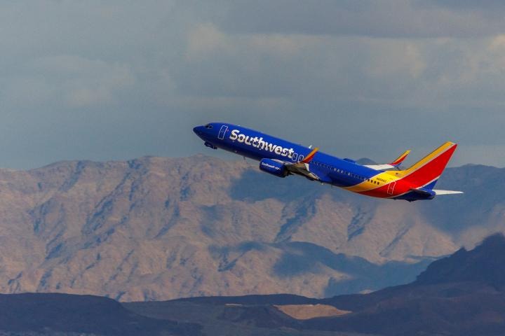 ¡Insólito! Explotaron latas de refresco en un vuelo en EEUU y 20 auxiliares resultaron heridos