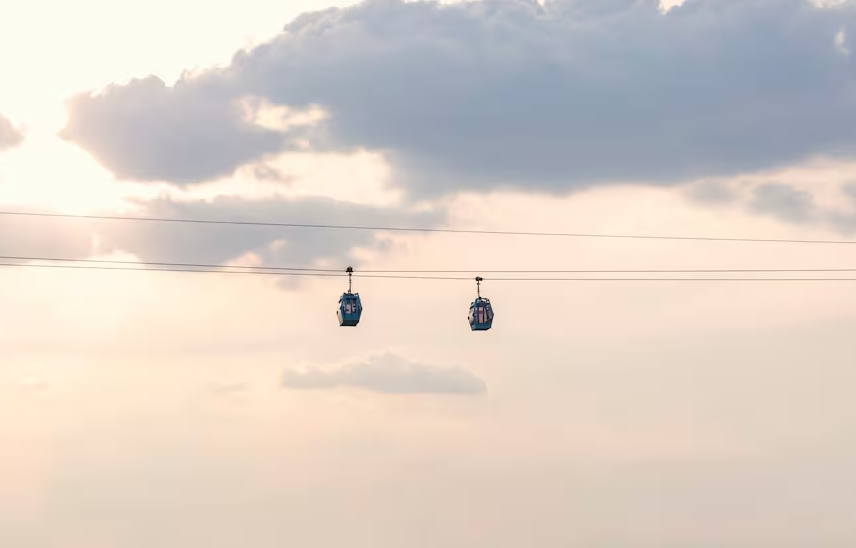 Se le enganchó la ropa a un teleférico, cayó 150 metros y todo terminó en tragedia