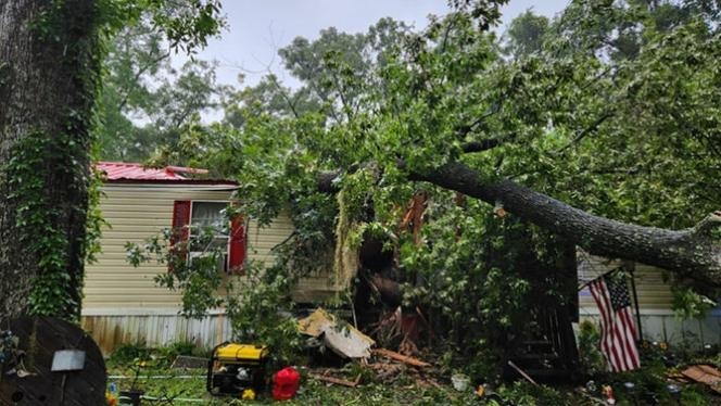 Huracán Debby deja al menos cuatro muertos a su paso por Florida