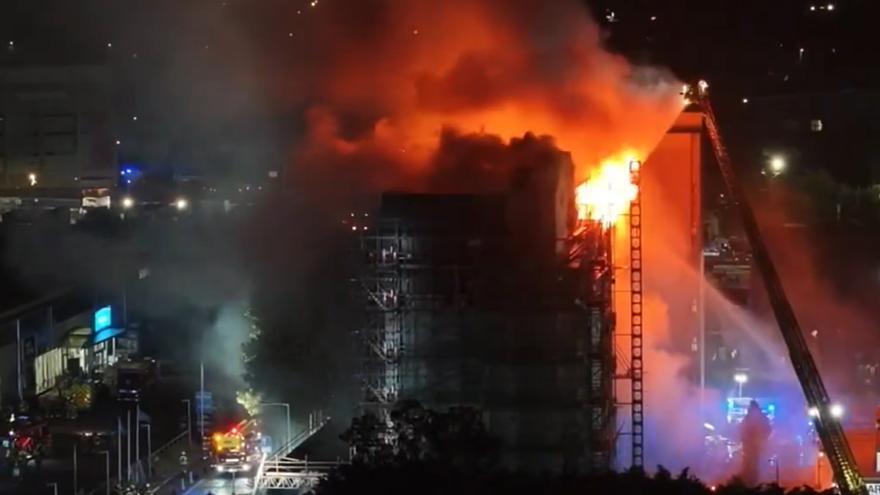 Más de cien evacuados y dos hospitalizados tras incendiarse un edificio en Londres