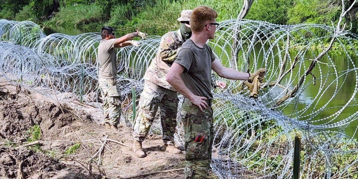 ¿Qué pasará en agosto con el muro flotante que hay en la frontera de Texas?