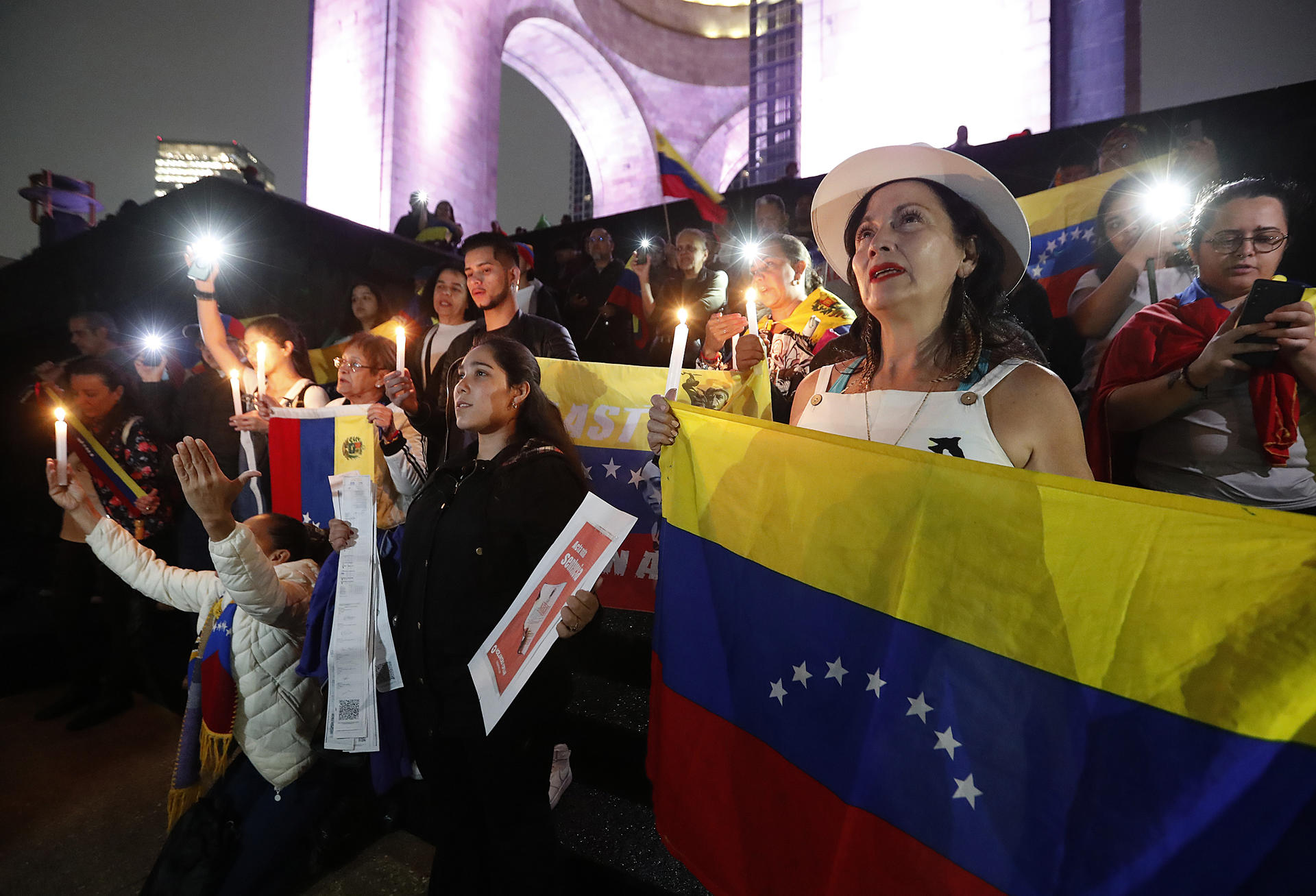 Cientos de venezolanos salieron a protestar en Ciudad de México tras un mes de la elección presidencial