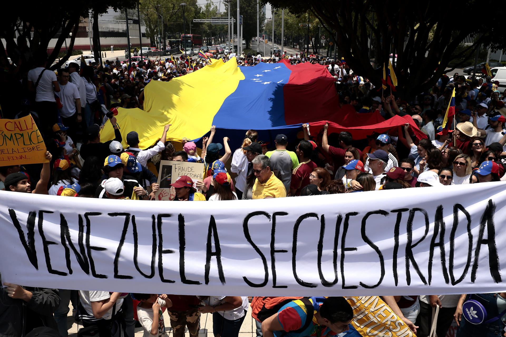 Cientos de venezolanos en México protestan contra el “fraude electoral” de Maduro