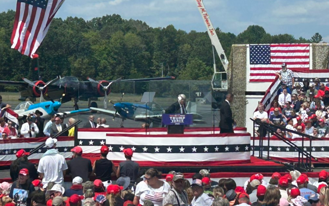 Trump celebró mitin al aire libre tras el ataque protegido por un vidrio antibalas (video)