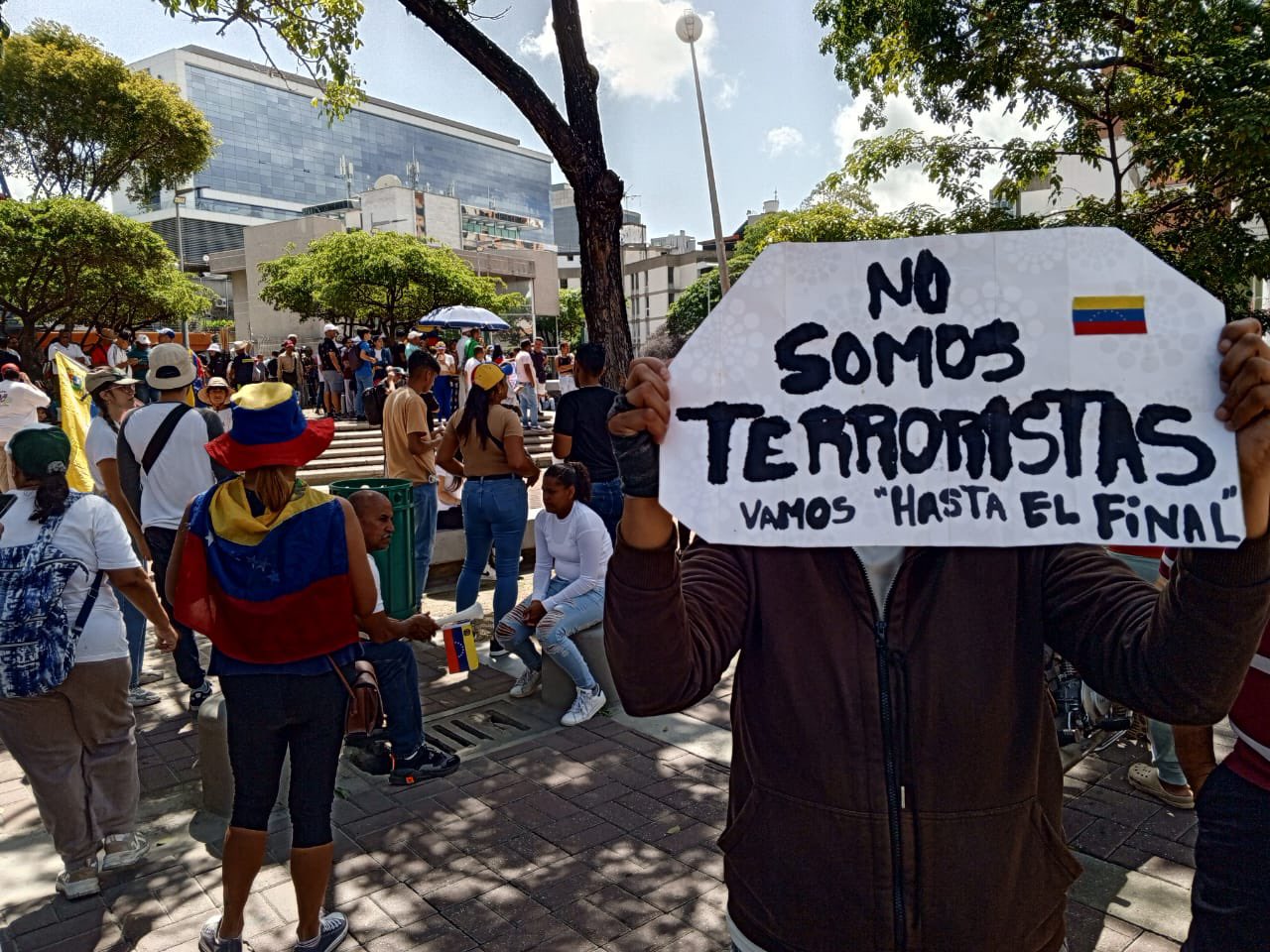 Miles de personas salieron a protestar en Caracas por el resultado oficial de la elección presidencial