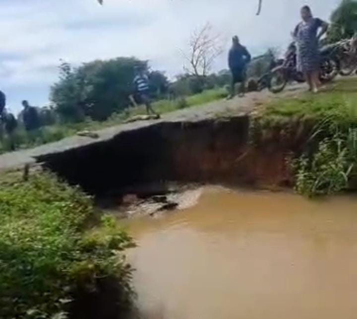 Restringido paso de vehículos en la carretera El Yagual-Guachara en Apure tras colapso de alcantarilla