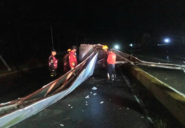 Lluvia con fuertes vientos tumbó avisos, árboles y techo del terminal en Barinas