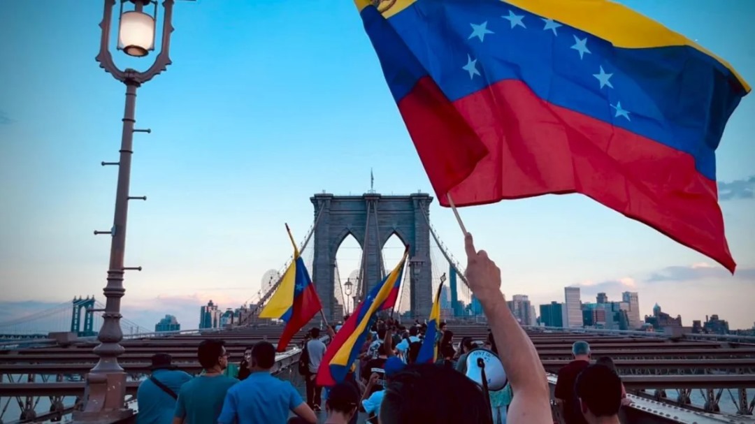 Venezolanos formaron cadena humana en el puente de Brooklyn para manifestarse en defensa del voto (VIDEOS)