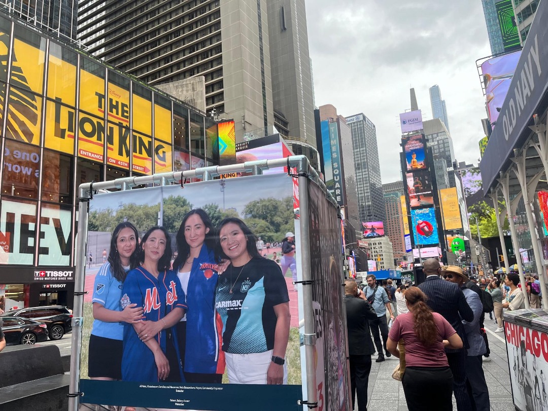 Retratos de inmigrantes adornan Times Square como mensaje de resiliencia y diversidad